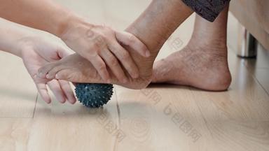 上了年纪的女人橡胶球锻炼手指棕榈手脚肌肉照顾者护理